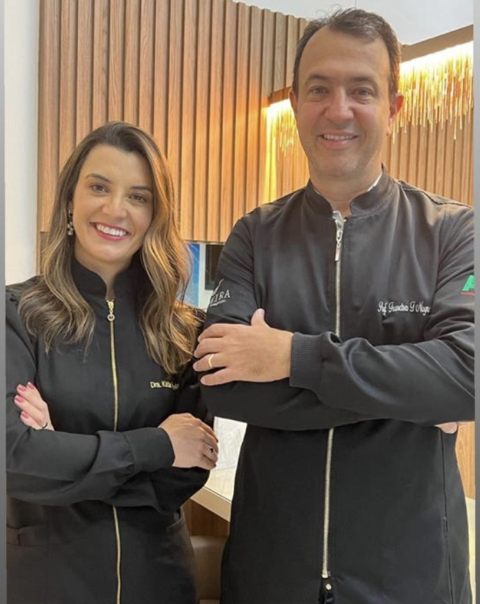 Dra. Kátia e Dr. Francisco Nogueira, de jaleco preto, no consultório