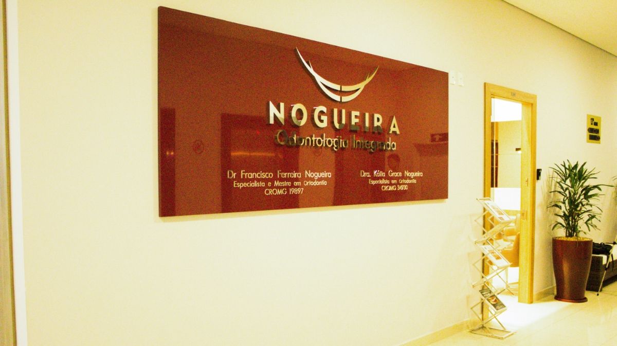 Placa vinho da Nogueira Odontologia Integrada na entrada da clínica, com os nomes dos dois ortodontistas